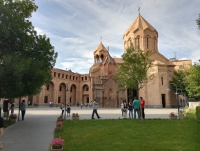 Arménie - poutní místo Ečmiadzin