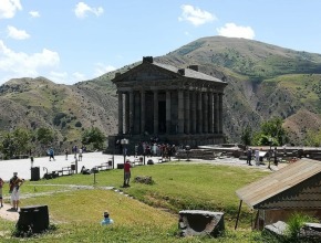 Arménie - chrám v Garni
